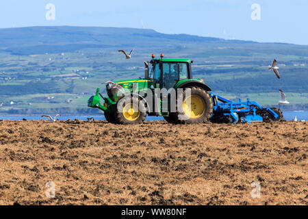 Traktor auf dem Feld, Irland, Europa, Stockfoto