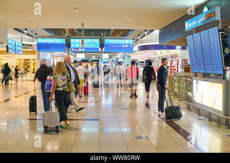 DUBAI, VAE - ca. Februar 2019: Innenraum geschossen von Dubai International Airport. Stockfoto