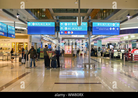 DUBAI, VAE - ca. Februar 2019: Innenraum geschossen von Dubai International Airport. Stockfoto