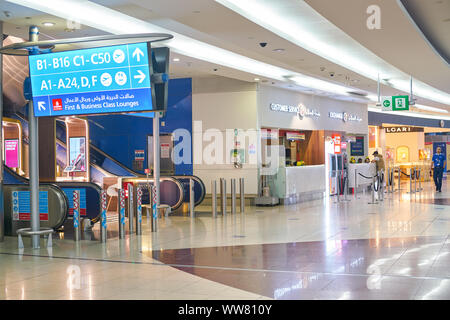 DUBAI, VAE - ca. Februar 2019: Innenraum geschossen von Dubai International Airport. Stockfoto