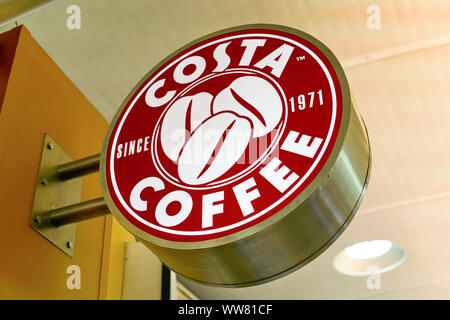 DUBAI, VAE - ca. Februar 2019: Costa Coffee Anmelden am Dubai International Airport. Stockfoto