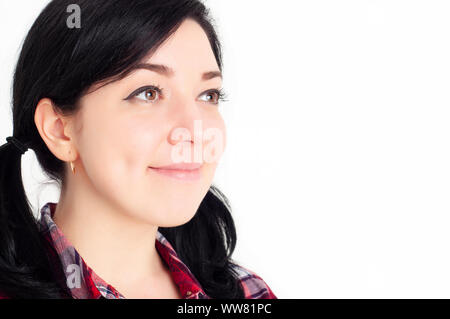 Ein junges fröhliches schönes Brünette Mädchen mit niedlichen Grübchen auf ihren Wangen lächeln und freut sich mit Freude und Erwartung in ihren Augen. Weißer Hintergrund. Stockfoto