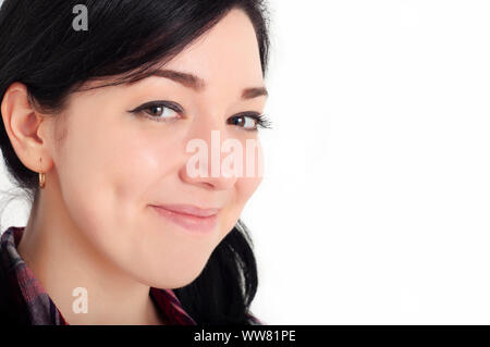 Ein junges fröhliches schönes Brünette Mädchen mit niedlichen Grübchen auf ihren Wangen lächelt und schaut mit Glück in ihren Augen auf die Kamera. Weißer Hintergrund. Stockfoto