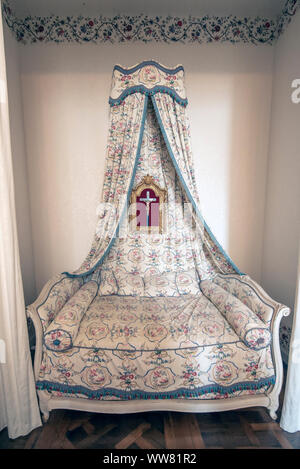 Bett in einem der Zimmer im Schloss von Chambord in Frankreich Stockfoto