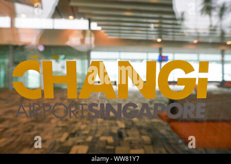 Singapur - ca. April 2019: Nahaufnahme von Singapur Changi Airport unterzeichnen. Stockfoto