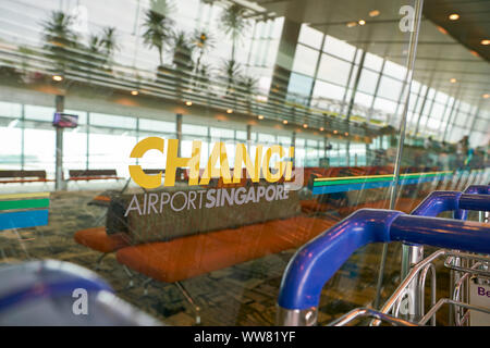 Singapur - ca. April 2019: Nahaufnahme von Singapur Changi Airport unterzeichnen. Stockfoto