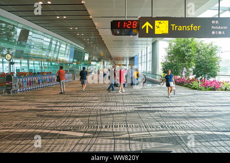 Singapur - ca. April 2019: Innere Aufnahme der Flughafen Singapur Changi. Stockfoto