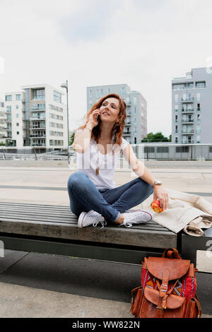 Junge Frau am Telefon Stockfoto