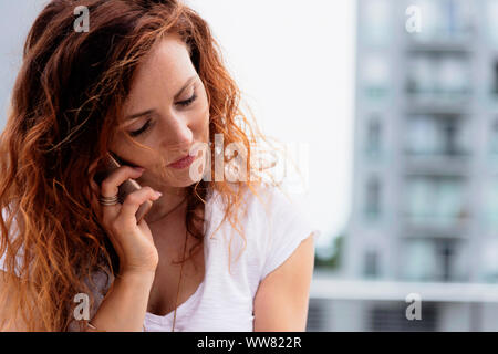 Junge Frau am Telefon Stockfoto