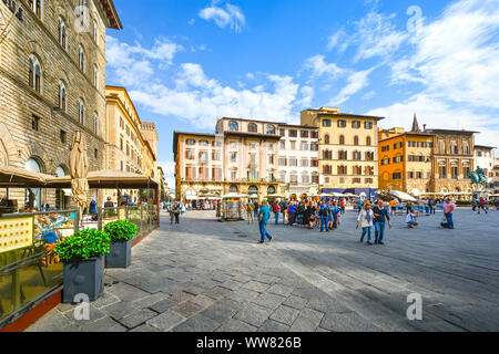 Touristen genießen die warmen Nachmittag an der Piazza della Signoria in Florenz Italien, da sie in einem Café im Freien speisen und Souvenirs aus ein Geschenk stand kaufen Stockfoto