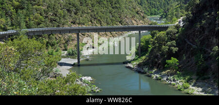 Ein Highway folgt, dann kreuze, der Schlucht des Rogue River, einem nationalen wilden und malerischen Fluss, Galice, Oregon Stockfoto