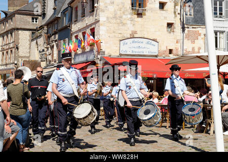 Parade der Band 'Musique Principale UDSP 14' im Alten Hafen von Honfleur, Calvados, Basse-Normandie, Ärmelkanal, Frankreich Stockfoto