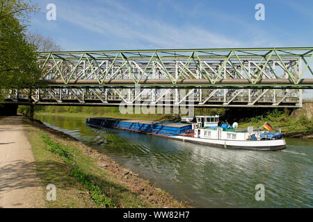 Alte Eisenbahnbrücke am Rhein-Herne-Kanal in Herne, Nordrhein-Westfalen, Deutschland Stockfoto