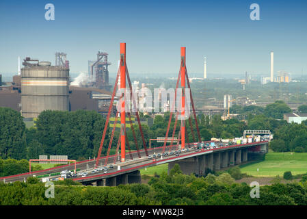 Blick von der Müllkippe RheinpreuÃŸen auf der Autobahn A 42 und die Thyssenkrupp Steel Europe AG in Duisburg, Moers, Nordrhein-Westfalen, Deutschland Stockfoto