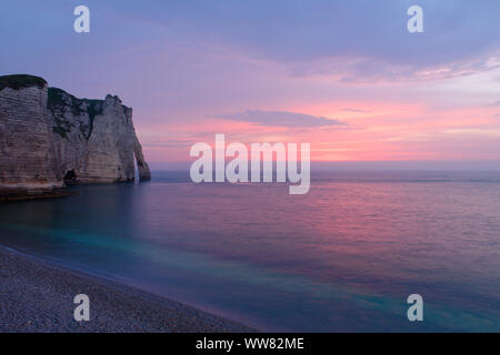 Um Falaise d'Aval mit Porte d'Aval im Abendlicht, Etretat, Seine-Maritime, Ärmelkanal, Normandie, Frankreich Stockfoto