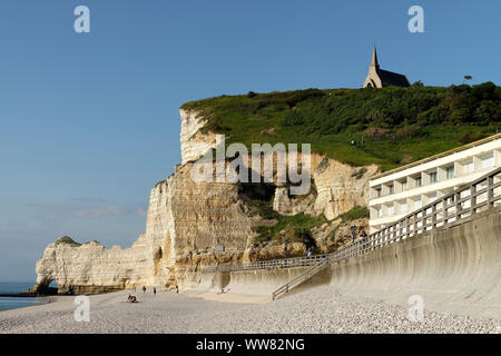 Strand von Etretat mit Blick auf die Kapelle Notre Dame de la Garde mit Falaise d'Aval im Morgenlicht, Etretat, Seine-Maritime, Ärmelkanal, Normandie, Frankreich Stockfoto