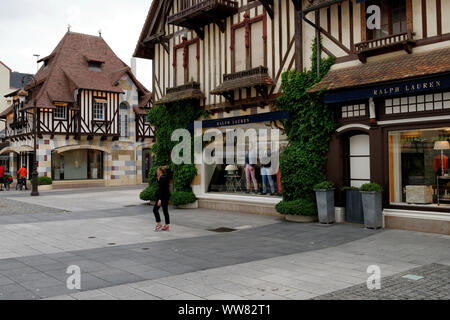 Fußgängerzone mit luxuriösen Geschäften in Deauville an der Cote Fleurie, Departement Calvados, Basse-Normandie, Frankreich Stockfoto