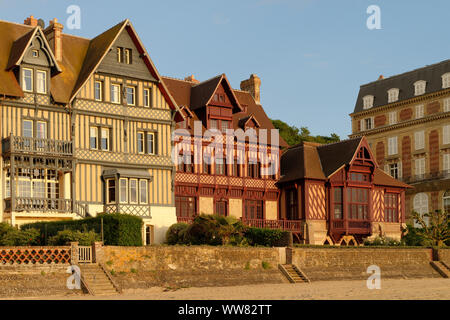 Meer in Trouville-sur-Mer an der Cote Fleurie im Abendlicht, Departement Calvados, Basse-Normandie, Ärmelkanal, Frankreich Stockfoto