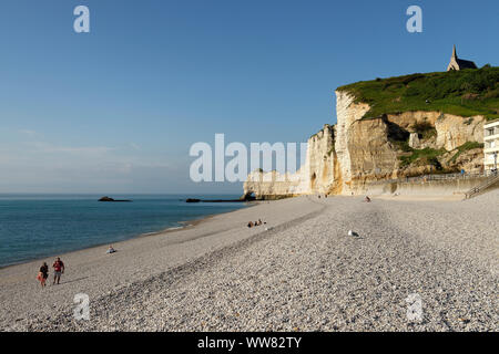 Strand von Etretat mit Blick auf die Kapelle Notre Dame de la Garde mit Falaise d'Aval im Morgenlicht, Etretat, Seine-Maritime, Ärmelkanal, Normandie, Frankreich Stockfoto