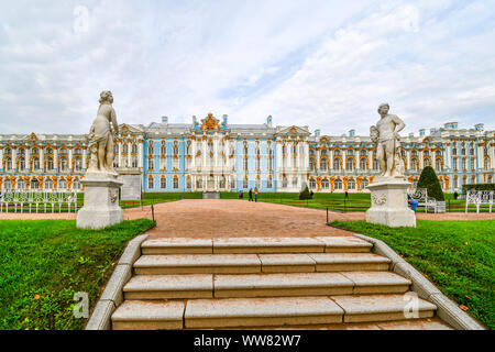 Ansicht des Katharinenpalastes in Zarskoje Selo außerhalb von St. Petersburg, Russland. Stockfoto