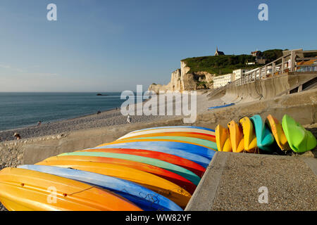 Strand von Etretat mit Blick auf die Kapelle Notre Dame de la Garde mit Falaise d'Aval im Morgenlicht, Etretat, Seine-Maritime, Ärmelkanal, Normandie, Frankreich Stockfoto