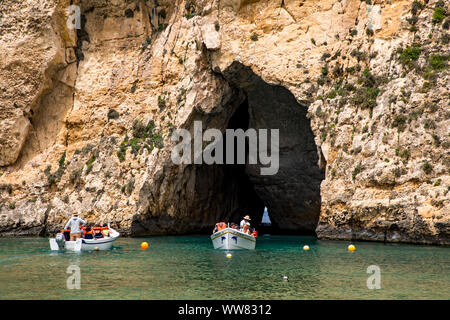 Gozo, benachbarte Insel Malta, Nordwestküste, felsige Küste, in der Nähe von San Lawrenz, Ruderboote, Binnenmeer, rock Höhle, in Dwejra Bay, Azur Windo Stockfoto