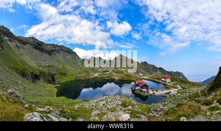 Balea See und Chalet in Fagaras Gebirge, Rumänien Stockfoto