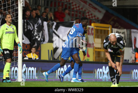 CHARLEROI, Belgien - 13 September: Ebere Onuachu der KRC Genk feiert, nachdem er ein Ziel der Jupiler Pro League Spieltag 7 zwischen Sporting Charleroi und KRC Genk am 13. September 2019 in Charleroi, Belgien. (Foto von Vincent Van Doornick/Isos Stockfoto