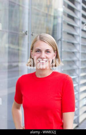Junge selbstbewusste Frau im roten T-Shirt Stockfoto