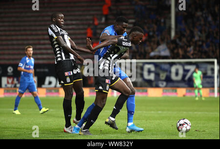 CHARLEROI, Belgien - 13 September: Ebere Onuachu der KRC Genk Schlachten für die Kugel mit Cristophe Diandy von Charleroi und Modou Diagne von Charleroi während der Jupiler Pro League Spieltag 7 zwischen Sporting Charleroi und KRC Genk am 13. September 2019 in C Stockfoto