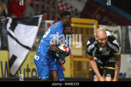 CHARLEROI, Belgien - 13 September: Ebere Onuachu der KRC Genk feiert, nachdem er ein Ziel der Jupiler Pro League Spieltag 7 zwischen Sporting Charleroi und KRC Genk am 13. September 2019 in Charleroi, Belgien. (Foto von Vincent Van Doornick/Isos Stockfoto