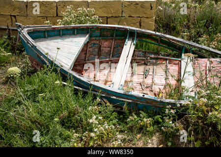 Gozo, benachbarte Insel Malta, Holz- Boot an Land verrotten, Stockfoto