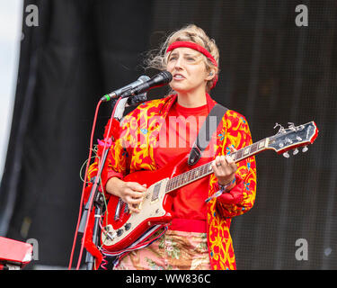 September 13, 2019, Chicago, Illinois, USA: CAROLINE ROSE während der Riot Fest Musik Festival bei Douglas Park in Chicago, Illinois (Bild: © Daniel DeSlover/ZUMA Draht) Stockfoto