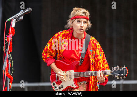 September 13, 2019, Chicago, Illinois, USA: CAROLINE ROSE während der Riot Fest Musik Festival bei Douglas Park in Chicago, Illinois (Bild: © Daniel DeSlover/ZUMA Draht) Stockfoto