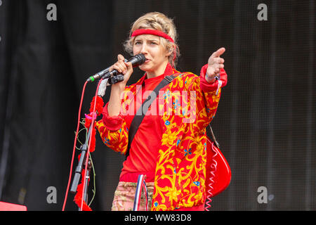 September 13, 2019, Chicago, Illinois, USA: CAROLINE ROSE während der Riot Fest Musik Festival bei Douglas Park in Chicago, Illinois (Bild: © Daniel DeSlover/ZUMA Draht) Stockfoto