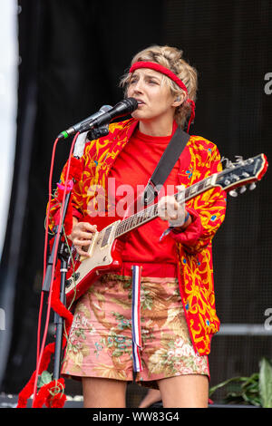 September 13, 2019, Chicago, Illinois, USA: CAROLINE ROSE während der Riot Fest Musik Festival bei Douglas Park in Chicago, Illinois (Bild: © Daniel DeSlover/ZUMA Draht) Stockfoto