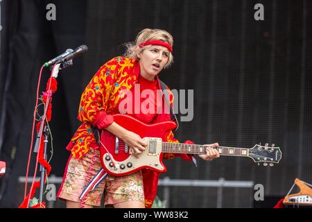 September 13, 2019, Chicago, Illinois, USA: CAROLINE ROSE während der Riot Fest Musik Festival bei Douglas Park in Chicago, Illinois (Bild: © Daniel DeSlover/ZUMA Draht) Stockfoto