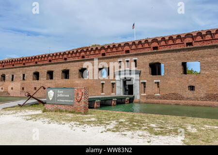 Fort Jefferson Eingang in der Dry Tortugas National Park, mit NPS unterzeichnen und Gehweg über Burggraben. Stockfoto