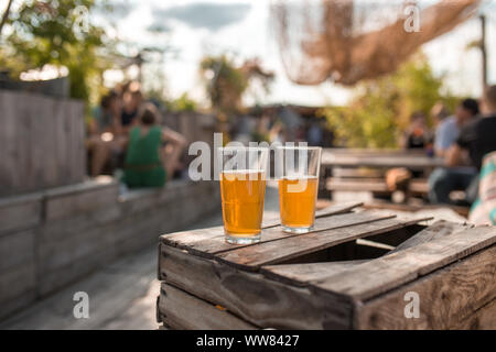 Zwei Gläser Tee auf dem Holztisch mit Dachgarten in München Stockfoto