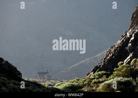 Kapelle Ermita de las Nieves im Morgenlicht im Parador im Hotel Parador Nacional, Nationalpark Canadas del Teide, Teneriffa, Kanarische Inseln, Spanien Stockfoto