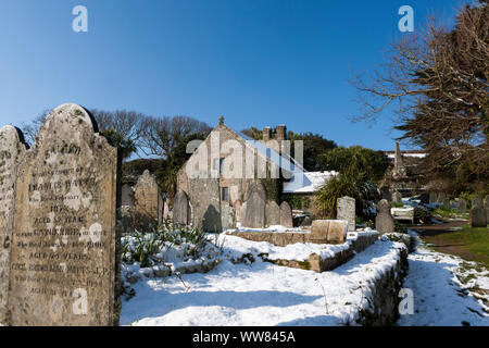 St Mary's alte Kirche und Friedhof, St. Mary's, Isles of Scilly, UK, unter einer seltenen Schnee. 18. März 2018 Stockfoto