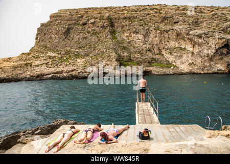 Gozo, benachbarte Insel Malta, der Ort Xlendi, in der Xlendi Bay, felsigen Küsten Bay, Stockfoto