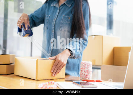 Online Small Business Owner. Junge startup Unternehmer online Small Business Owner zu Hause, Verpackung und Lieferung Situation arbeiten. Stockfoto