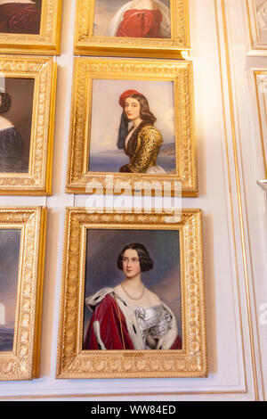 Königin Marie von Bayern (unten) & Katharina Bozzaris (oben), Schönheitengalerie König Ludwigs I., Schloss Nymphenburg, München, Bayern, Deutschland. Stockfoto