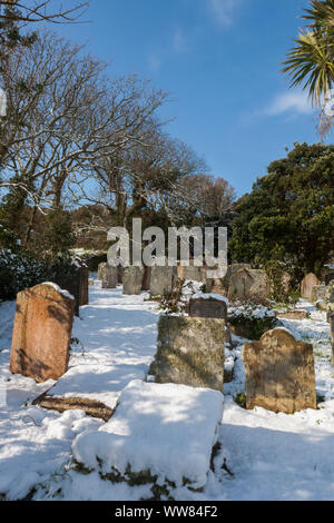 St. Mary's Friedhof, Altstadt, St. Mary's, Isles of Scilly, UK, unter einer seltenen Schnee. 18. März 2018 Stockfoto