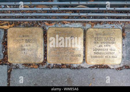 Bronze STOLPERSTEINE oder Stolpersteine Pflaster memorial Marker für Ernst, Julius und anderes Basch auf widenmayerstraße 16, München, Bayern, Deutschland. Stockfoto