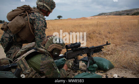 Ein spanischer Soldat feuert eine M240B medium Maschinengewehr bei einem bilateralen Übung in Ronda, Spanien, Sept. 4, 2019. Us-Marines mit speziellen Zweck Marine Air-Ground Task Force-Crisis Response-Africa 19.2, Marine Kräfte in Europa und in Afrika, ausgebildet an der Seite ihrer spanischen Kollegen Kenntnisse als Krise Response Force zu erhöhen und die bilateralen Interoperabilität mit ihren Verbündeten verbessern. SPMAGTF-CR-AF ist eingesetzt Krise - Reaktion und Theater zu leiten - Security Operations in Afrika und die Förderung der regionalen Stabilität durch die Durchführung von militärischen Übungen in ganz Europa und Afrika. Stockfoto
