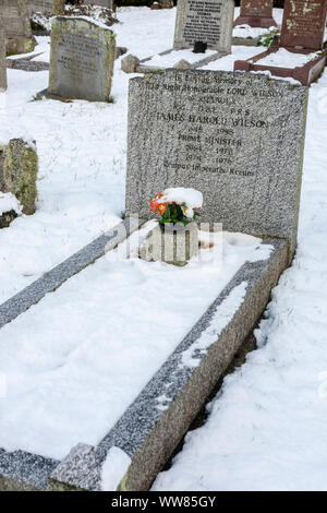 Grab von Harold Wilson, zweimal der britische Premierminister, in der Altstadt von Kirchhof, St. Mary's, Isles of Scilly, England, UK: unter einer seltenen Schnee Stockfoto