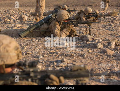 190831-M-QS 181-1138 WADI SHADIYA, Jordanien (Aug. 31, 2019) US-Marines mit India Company, Bataillon Landung Team 3/5, 11 Marine Expeditionary Unit (MEU), führen Sie einen Trocken - Feuerwehr Übung während der Übung eifrig Lion 2019. Eifrig, Lion, US Central Command der größte und komplexeste ausüben, ist eine Gelegenheit, Kräfte in einem multilateralen Umwelt zu integrieren, arbeiten in realistischen Gelände und militärische Stärkung der militärischen Beziehungen. (U.S. Marine Corps Foto von Cpl. Jason Monty) Stockfoto