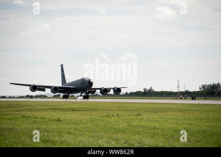 Einer KC-135 Stratotanker Flugzeuge zu den 6 Air Mobility Wing aufsetzt Zugewiesen an MacDill Air Force Base, Fla., Sept. 4, 2019. Dieses KC-135 war eines der ersten Flugzeuge aus einer vorsorglichen Evakuierung für den Hurrikan Dorian zurückzukehren. (U.S. Air Force Foto von älteren Flieger Adam R. Shanks) Stockfoto